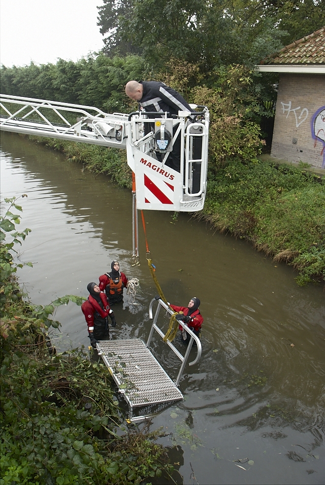 2010/261/GB 20100930 026 Hoofdweg voertuig te water.jpg